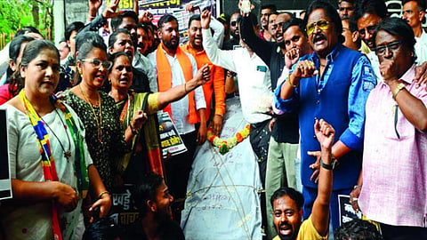 नाशिक : महानगरपालिका कार्यालयासमोर खड्ड्यांविरोधात थाळी नाद आंदोलन करताना आम आदमी पक्षाचे पदाधिकारी व कार्यकर्ते. दुसऱ्या छायाचित्रात खड्ड्यांमुळे मृत्यू पावलेल्या नागरिकांना आर्थिक मदत व खड्डेमुक्त नाशिकच्या मागणीसाठी तिरडी आंदोलन करताना वंचित बहुजन आघाडीचे पदाधिकारी व कार्यकर्ते.