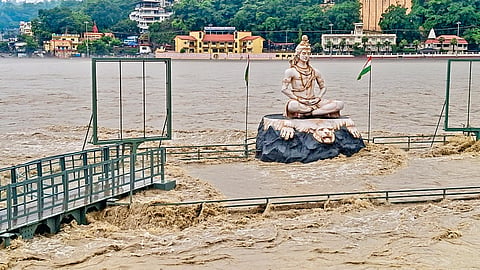 ऋषीकेश (उत्तराखंड) : येथे गुरुवारी पावसामुळे गंगा नदीच्या पाणी पातळीत वाढ झाली. यामुळे परमार्थ निकेतन घाटाचा बराचसा भाग पाण्याखाली गेला. 	