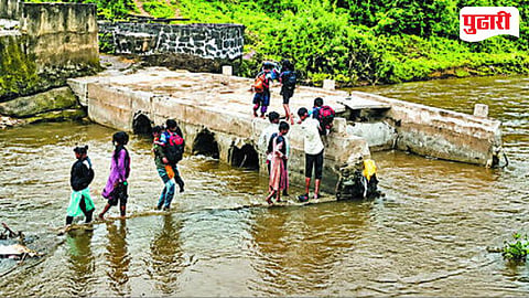 Anandpur Bridge Collapse | मुलांच्या शिक्षणासाठी पालकांचा जीवघेणा संघर्ष! करंजाडी नदीचा पूल वाहून गेल्याने आनंदपूरचा संपर्क तुटला