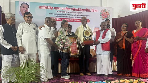 येथील क्रांतिसिंह नाना पाटील लोक विद्यापीठ तर्फे काॅ.  डी राजा यांना क्रांतिसिंह नाना पाटील पुरस्काराने सन्मानित करताना भालचंद्र कांगो, प्रा. विलासराव पाटील, ॲड. सुभाष पाटील, सुभाष पवार , ॲड.नानासाहेब पाटील, इंद्रजीत पाटील , स्मिता पानसरे, तानाजी ठोंबरे आदी.