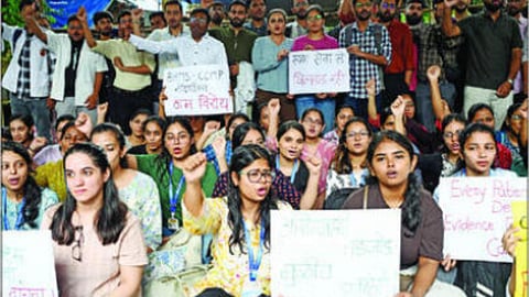 मुंबई : जेजे रुग्णालयाच्या आवारात निवासी डॉक्टरांनी क्रॉसपॅथीच्या विरोधात बुधवारी जोरदार निदर्शने केली.