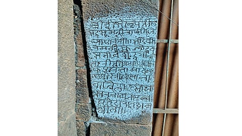 कोल्हापूर : पंचगंगा नदी घाटावरील संस्थान शिवसागर समाधी मंदिर समूहाच्या मुख्य प्रवेशद्वारावर असणारा १८ व्या शतकातील शिलालेख.