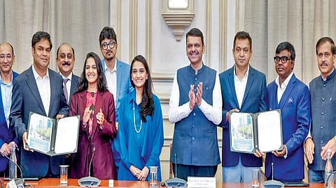मुंबई : सामंजस्य करारावेळी मुख्यमंत्री देवेंद्र फडणवीस आणि मान्यवर.