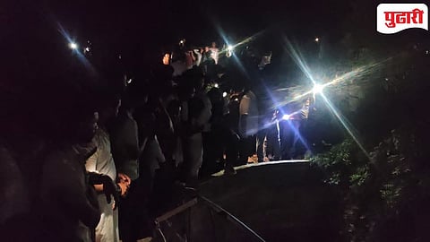 अंधार पडल्यामुळे मदतकार्यात अडथळे येत होते