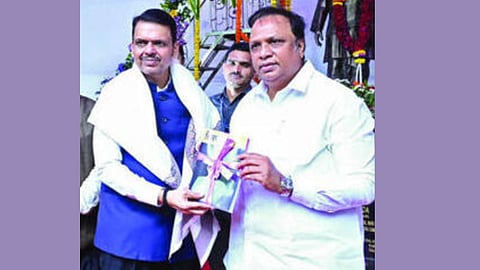 मुंबई: मुख्यमंत्री देवेंद्र फडणवीस यांचा सत्कार करताना मंत्री आशिष शेलार.