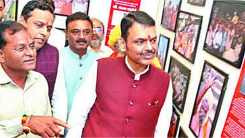 नाशिक : मुख्यमंत्र्यांना 'सिंहस्थ संस्कृती' प्रदर्शनाचे छायाचित्र दाखवताना दै. 'पुढारी'चे छायाचित्रकार हेमंत घोरपडे.