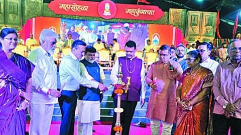 नाशिक : 'कुंभ भक्ती संगम' या आध्यात्मिक कार्यक्रमाच्या उ‌द्घाटनप्रसंगी मुख्यमंत्री देवेंद्र फडणवीस, कुंभमेळामंत्री गिरीश महाजन, शिक्षणमंत्री दादा भुसे, उद्योगमंत्री उदय सामंत, पणणमंत्री जयकुमार रावल, महापौर हिमगौरी आहेर-आडके, खा. शोभा बच्छाव, डॉ. प्रवीण गेडाम, शेखर सिंह. (छाया: हेमंत घोरपडे)