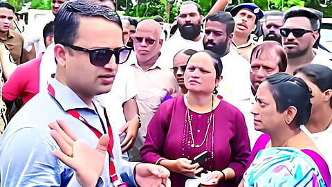 मुरगावचा राजा मंडप पाडण्यास विरोध करणाऱ्यांशी चर्चा करताना मामलेदार प्रवीणजय पंडित. (छाया : शेखर कळंगूटकर)
