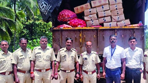 पत्रादेवी येथे जप्त केलेले दारूचे बॉक्स, बाजूला अबकारी खात्याचे अधिकारी.  (छाया : निवृत्ती शिरोडकर)