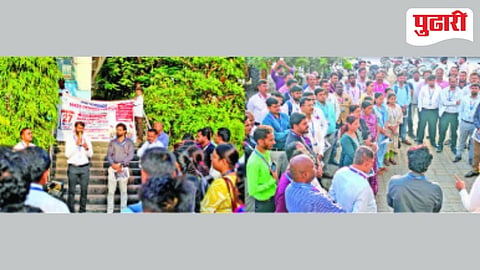 Beed bank employees protest