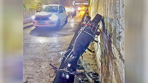 कोल्हापूर : बाबुभाई परिख पुलाखालील अरुंद रस्त्यावर मद्यधुंद अवस्थेतील चालकाची दुचाकी थेट रस्त्याकडील गटारात जाऊन उलटली. 