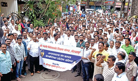 कोल्हापूर : शिक्षण उपसंचालक कार्यालयावर काढलेल्या मोर्चात सहभागी शिक्षक संघटनांचे पदाधिकारी.  