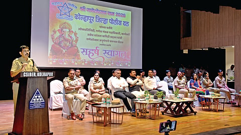 कोल्हापूर : सार्वजनिक गणेश मंडळ व प्रशासन यांच्या बैठकीत बोलताना पोलिस अधीक्षक नीलोत्पल. व्यासपिठावर राज्य नियोजन मंडळाचे कार्यकारी अध्यक्ष राजेश क्षीरसागर, जिल्हाधिकारी डॉ. विजय राठोड, आयुक्त डॉ. राजेंद्र भारूड आदी. 