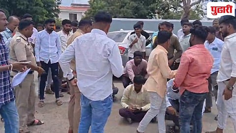 घटनेची माहिती कळताच संतप्त युवकांनी पोलिस ठाण्यासमोर ठिय्या आंदोलन केले. 