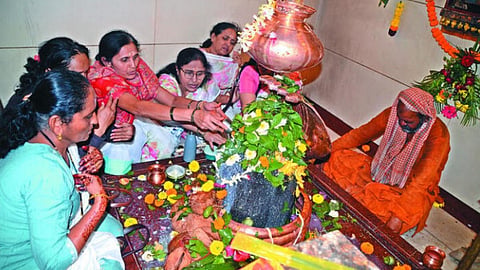 Nashik Kapaleshwar and Someshwar temples|'ओम नमः शिवाय', 'बम् बम् भोले'चा गजर करत श्री कपालेश्वर, श्री सोमेश्वरला भाविकांचा महापूर