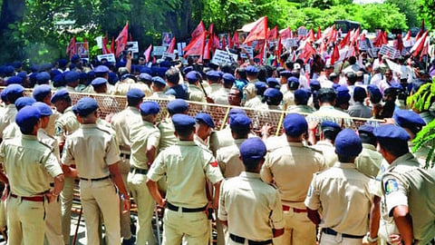 पर्वरी: पणजीच्या बाजूने पूल सुरू होण्यापूर्वीच मराठी राजभाषा समितीचा मोर्चा पोलिसांनी अडविला. (छाया : समीर नार्वेकर)