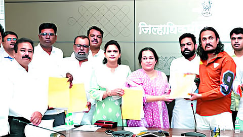 नाशिक : 'एसआयआर' प्रक्रियेंतर्गत जाहीर झालेल्या प्रारूप मतदारयादी संदर्भात बैठकीला उपस्थित राजकीय पक्षांचे पदाधिकारी.