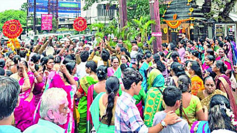 नाशिक : नेपाळ येथील पशुपतिनाथ आणि अन्य तीर्थयात्रेसाठी गेलेले भाविक सुखरूप परत आल्याने श्री औदुंबर भक्त मंडळातर्फे त्यांचे ढोल-ताशांच्या गजरात मुंबई नाका येथे भव्य स्वागत करण्यात आले. (छायाः हेमंत घोरपडे)