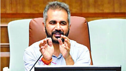 नाशिक : पत्रकार परिषदेत माहिती देताना कुंभमेळा आयुक्त शेखर सिंह