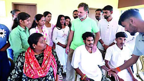 नाशिक: आदिवासी विद्यार्थ्यांशी संवाद साधताना राहुल गांधी.