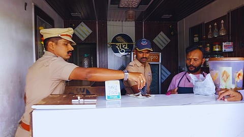 Kolhapur Crime : कुरुंदवाडमध्ये बेकायदेशीर मावा विक्रेत्यांना पोलिसांचा दणका; चार ठिकाणी धडक कारवाई!