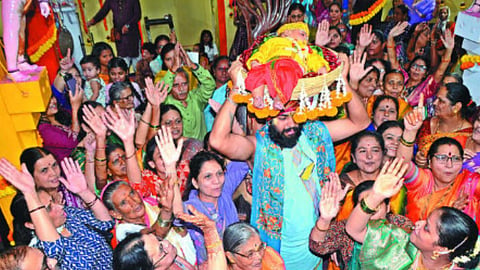 नाशिक : गोकुळाष्टमीनिमित्त कापड बाजार येथे पारंपरिक पद्धतीने श्रीकृष्ण जन्मोत्सव साजरा करताना मान्यवर.