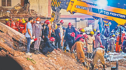 नवी दिल्ली : सत्य निकेतन येथील दुर्घटनाग्रस्त इमारतीजवळ रात्री उशिरापर्यंत एनडीआरएफ आणि अग्निशामक दलानेे बचाव कार्य राबवले.