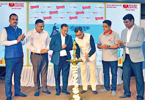 कोल्हापूर : दैनिक ‘पुढारी’ आणि 'आदित्य बिर्ला सनलाईफ म्युच्युअल फंड यांच्या संयुक्त विद्यमाने आयोजित ‘म्युच्युअल फंड आणि आर्थिक साक्षरता’ चर्चासत्राचे दीपप्रज्वलन करताना आदित्य बिर्ला सनलाईफ म्युच्युअल फंडस्‌चे झोनल ट्रेनिंग मॅनेजर अभिजित देशमाने. शेजारी आदित्य बिर्ला सनलाईफ एएमसीचे अनिल वैद्य, संतोष मालगावे, ओंकार कुलकर्णी, सीए अमोल पवार आणि दै. ‘पुढारी’चे सीनिअर इव्हेंट मॅनेजर राहुल शिंगणापूरकर. दुसऱ्या छायाचित्रात मार्गदर्शन करताना (इन्सेटमध्ये) अभिजित देशमाने व समोर चर्चासत्रास उपस्थित गुंतवणूकदार.