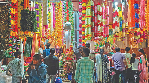कोल्हापूर  : विविध प्रकारच्या माळा खरेदीसाठी गर्दी झाली होती.	
