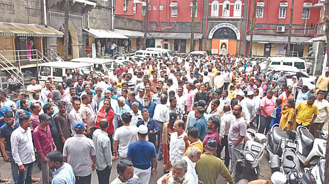 कोल्हापूर : महापालिका चौकात सोमवारी जमलेले फेरीवाले दिवसभर थांबून होते. 	