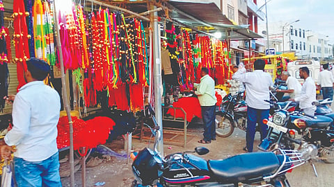 पंढरपूर : बैलपोळा सणासाठी साहित्यांची दुकाने सजली असून ग्राहकांच्या प्रतीक्षेत असल्याचे दिसत आहे.