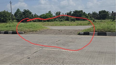 Dangerous turn on Washim-Akola Highway |वाशीम-अकोला महामार्गावर दुभाजक तोडून बनवले जीवघेणे वळण, रस्ता तत्काळ बंद करण्याची मागणी