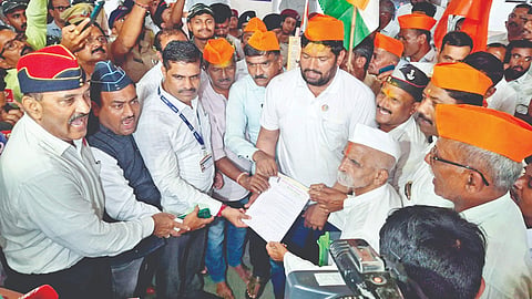 तहसीलदार अनिलकुमार हेळकर यांना निवेदन देताना शिवप्रतिष्ठानचे संभाजी भिडे, धनाजी चुडमुंगे, दीपक पाटील यांच्यासह माजी सैनिक.