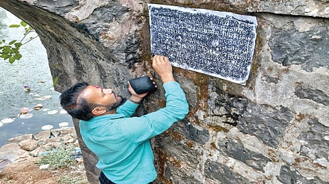 कोल्हापूर : जोतिबा डोंगरावरील यमाई मंदिर परिसरातील मुरलीधर तलावाच्या दक्षिण दरवाजाजवळील शिलालेखाचा ठसा घेताना शिलालेख तज्ज्ञ अनिल दुधाणे.