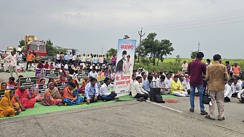 Vilas Ghule Murder Case: विलास घुले खूनप्रकरणी खासदारपुत्राला अटक करण्याच्या मागणीसाठी केजमध्ये रास्ता रोको
