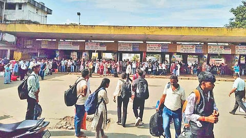 Satara ST Bus : लांब पल्यासह ग्रामीण भागातील एसटी सेवा विस्कळीत; साताऱ्यात प्रवाशांची गैरसोय