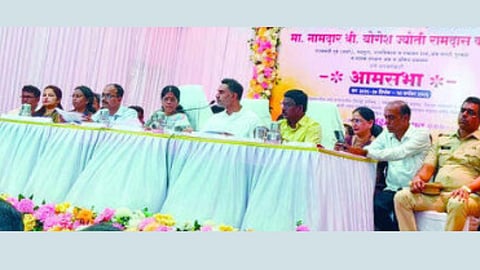 दापोली: आमसभेत बोलताना आमदार योगेश कदम आणि अन्य मान्यवर.