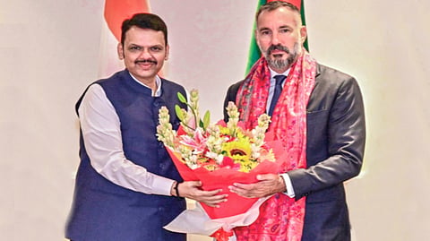 मुंबई : प्रिन्स रहीम आगा खान यांचे पुष्पगुच्छ देऊन स्वागत करताना मुख्यमंत्री देवेंद्र फडणवीस.