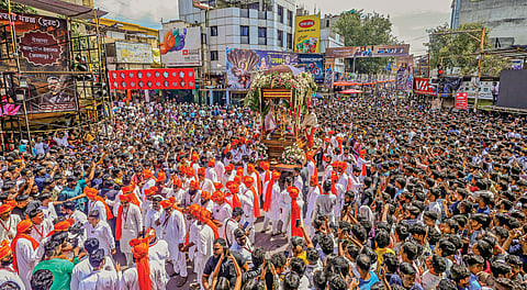 पुणे : हिंदुस्थानातील पहिला सार्वजनिक गणपती श्रीमंत भाऊसाहेब रंगारी गणपतीच्या आगमन मिरवणुकीला भाविकांची झालेली प्रचंड गर्दी.