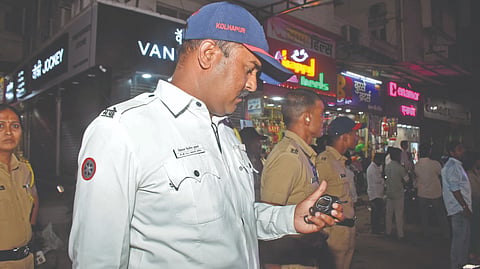 कोल्हापूर : आगमन मिरवणुकीत पोलिसांनी साऊंडचा वापर करणाऱ्या मंडळांच्या आवाजाचे नमुने घेतले. 	
