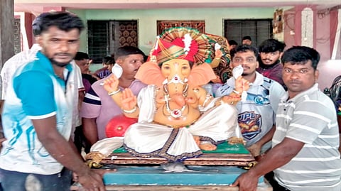 श्री गणरायाची प्रतिष्ठापना करताना गणेशभक्‍त.	