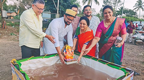 कोल्हापूर : १) पर्यावरण संवर्धनासाठी महापालिकेच्या कृत्रिम कुंडात दीड दिवसाच्या बाप्पांचे विसर्जन करण्यात आले. २) दीड दिवसाच्या गणेशमूर्तीच्या विसर्जनासाठी इराणी खण येथे तराफा व्यवस्था करण्यात आली होती.	