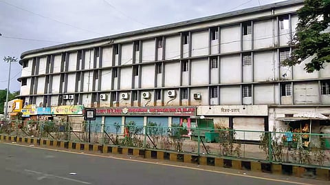Solapur News : नेहरू वसतिगृह इमारतीच्या १३ गाळाधारकांना नोटिसा