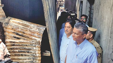 बेळगाव : घटनास्थळाची पाहणी करताना पालकमंत्री सतीश जारकीहोळी