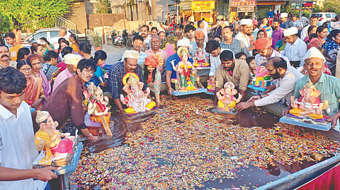 कोल्हापूर : कोल्हापूरकरांनी पर्यावरण विसर्जनाला साथ देत कृत्रिम कुंडात गणेशमूर्तींचे विसर्जन केले. २) कृत्रिम कुंडात विसर्जित झालेल्या मूर्ती इराणी खणीत विसर्जित करण्यास नेण्यासाठी महापालिकेच्या यंत्रणेचा फज्जा उडाला. त्यामुळे परिवहन समितीचे सदस्य प्रसाद जाधव यांनी चक्क केएमटी बसमधून मूर्तीं इराणी खणीकडे विसर्जनासाठी नेल्या.  	