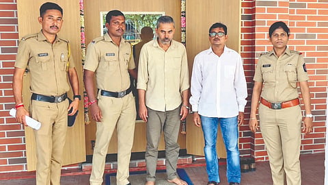 भिवंडी : टीईटी पेपरफुटीप्रकरणी दोन फरारी आरोपींना प्रकाश मिसाळ आणि अशोककुमार शाव यांना पोलिसांनी अटक केली.