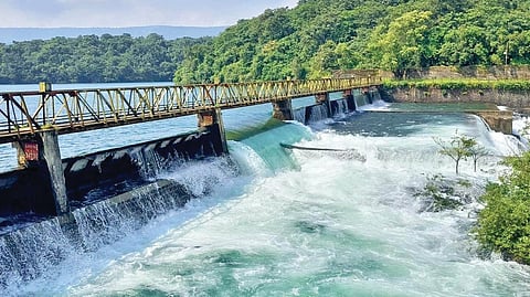 राधानगरी : धरणाचा तीन क्रमांकाचा स्वयंचलित दरवाजा सोमवारी दुपारी २ वाजून २६ मिनिटांनी खुला झाला. 