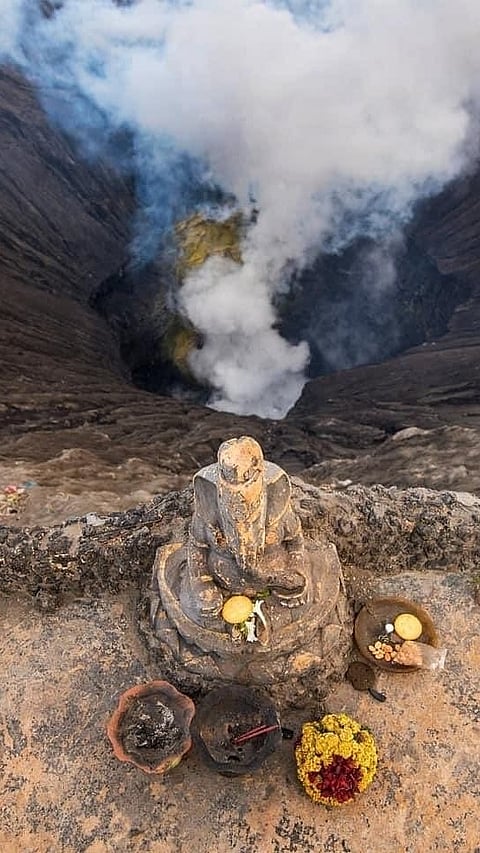 Ganesh Idol : धगधगत्या ज्वालामुख्यावर ७०० वर्षांपासून विराजमान बाप्पा