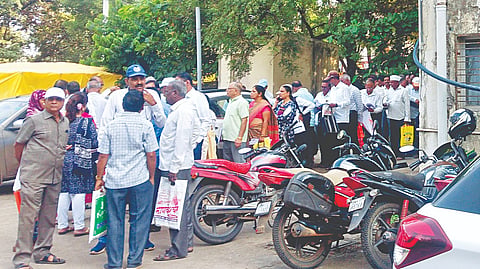 Satara : काल्पनिक वेतनवाढ प्रस्तावासाठी द्या ४ हजार