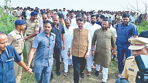 Devendra Fadnavis : मुख्यमंत्र्यांनी साधला बळीराजाशी संवाद; दुष्काळी स्थितीची केली पाहाणी